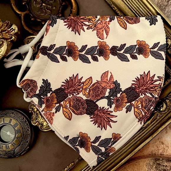 TORY BURCH • Fall Face Mask Covering - Picture 4 of 4